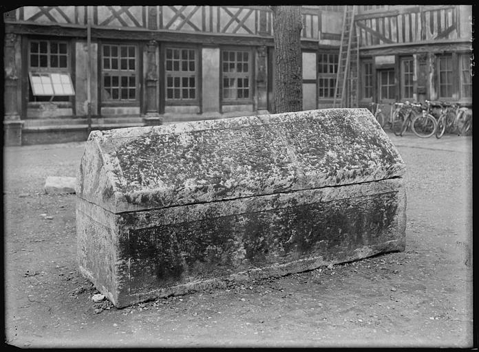 Sarcophage dans la cour