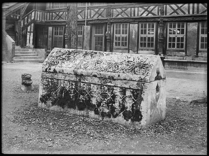 Sarcophage dans la cour