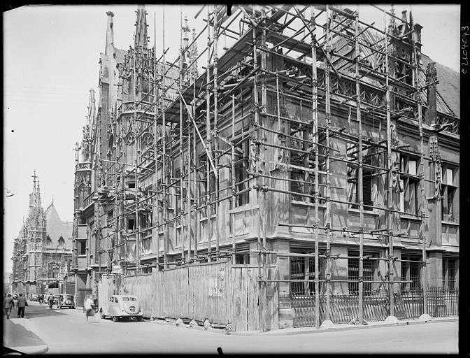 Façades sur rue en cours de restauration : échafaudages