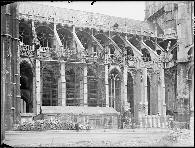 Façade sud en cours de restauration : échafaudages