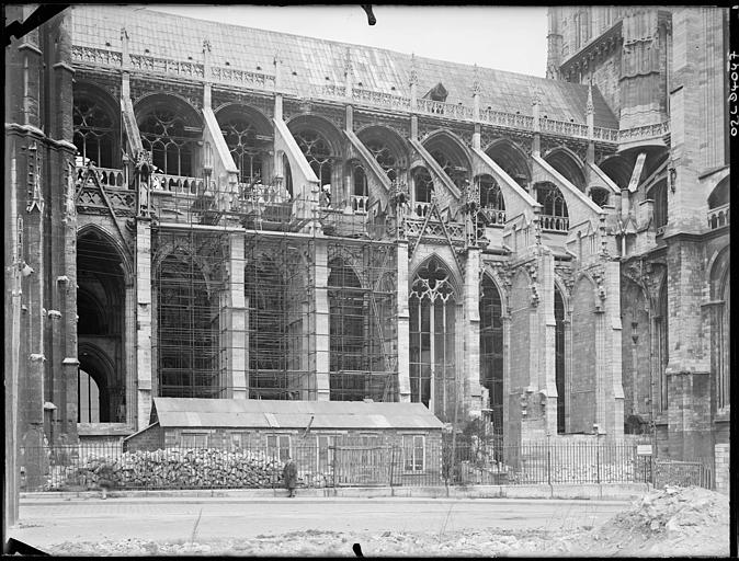 Façade sud en cours de restauration : échafaudages