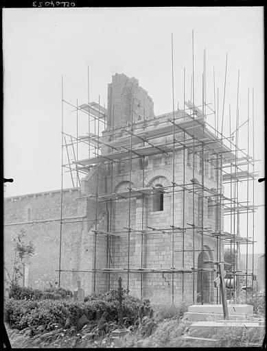 Ensemble en cours de restauration : échafaudages