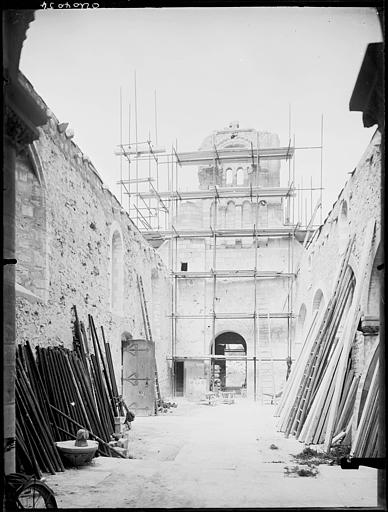 Intérieur en cours de restauration, échafaudages