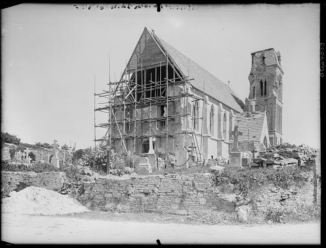 Chevet en cours de restauration : échafaudages