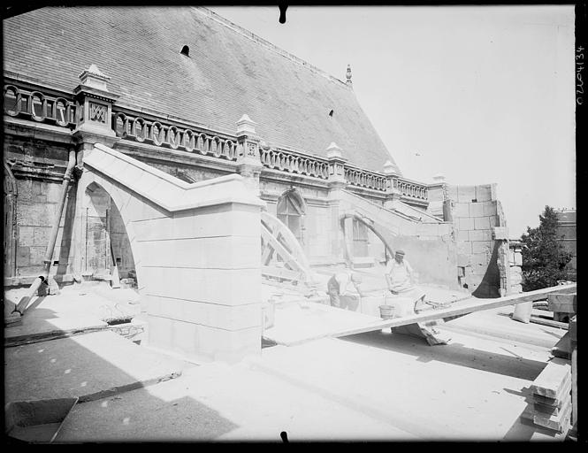 Façade latérale : contreforts en cours de restauration