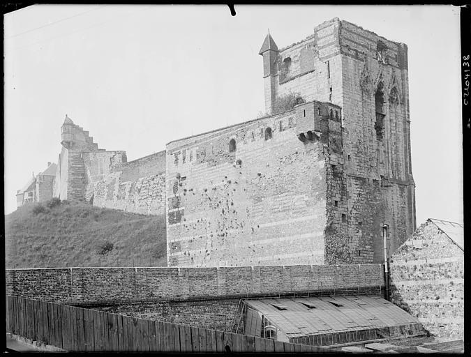 Ruines : mur d'enceinte, ddonjon