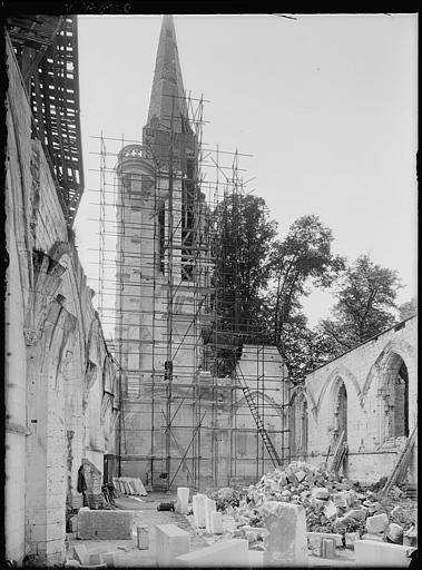 Intérieur en cours de restauration : échafaudages sur le clocher