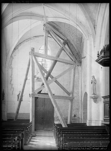 Intérieur en cours de restauration : étaiement