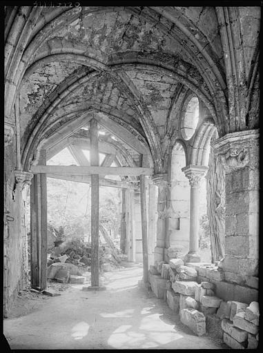 Intérieur en cours de restauration : étaiement