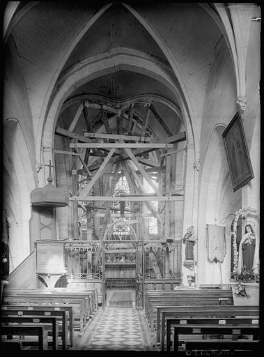Intérieur en cours de restauration : étaiement de la nef