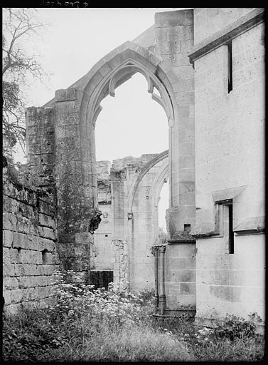 Eglise en ruines : arcade