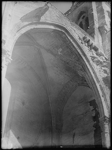 Chapelle latérale : arcade et voûtes