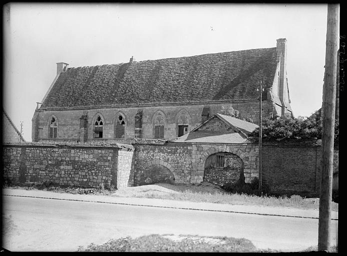 Le bâtiment principal, réfectoire-dortoir, sur rue