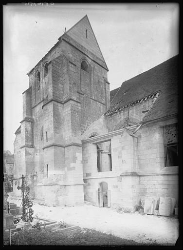 Clocher et façade latérale de l'église