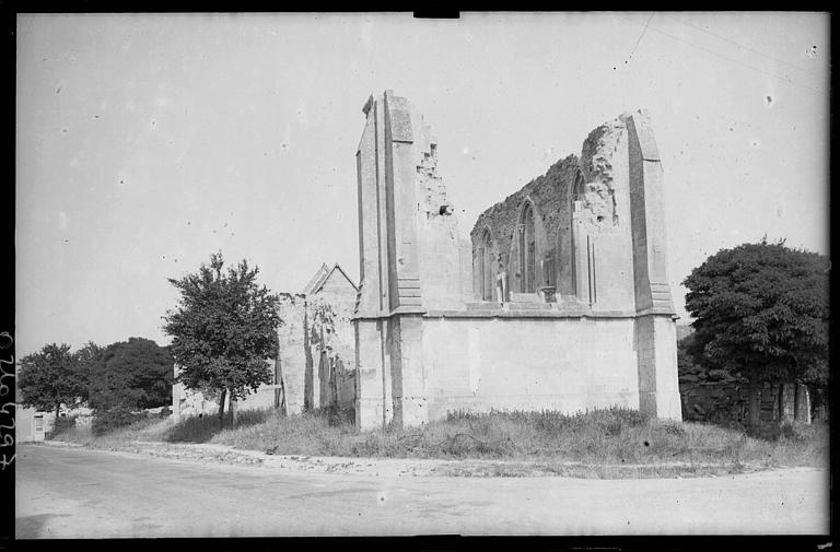 Eglise en ruines : façades et pignon