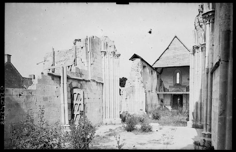 Eglise en ruines : façades et pignon