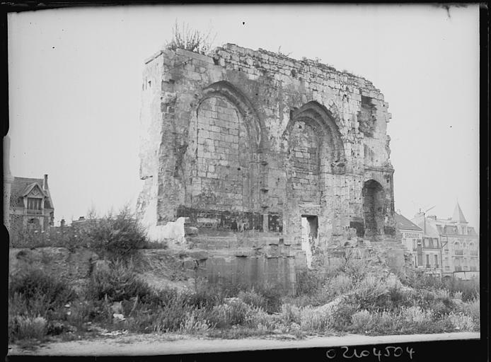 Vestiges d'une façade, maisons environnantes