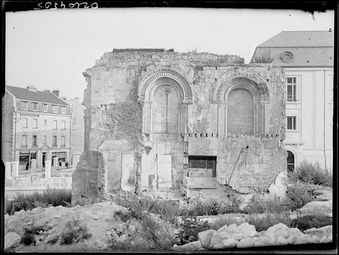 Vestiges d'une façade, maisons environnantes