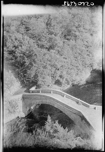 Vue plongeante sur le vieux pont