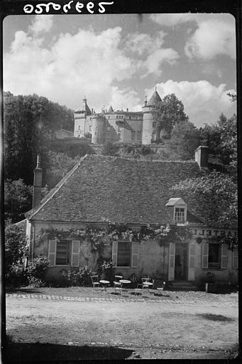 Vue éloignée de l'ensemble, maison au premier plan