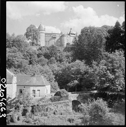 Vue éloignée de l'ensemble, maison au premier plan