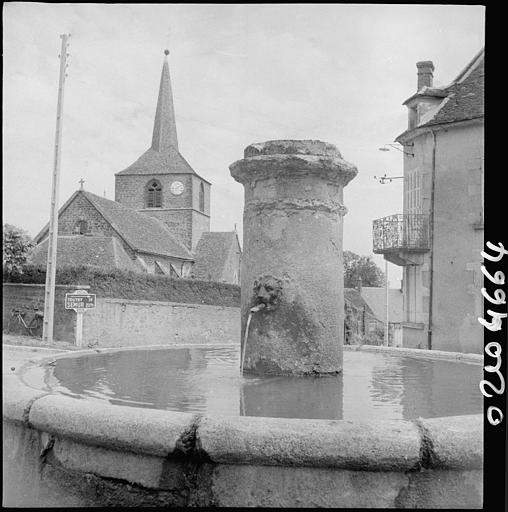 Ensemble sud-ouest, fontaine au premier plan