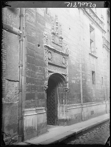 Porte Renaissance au fronton sculpté