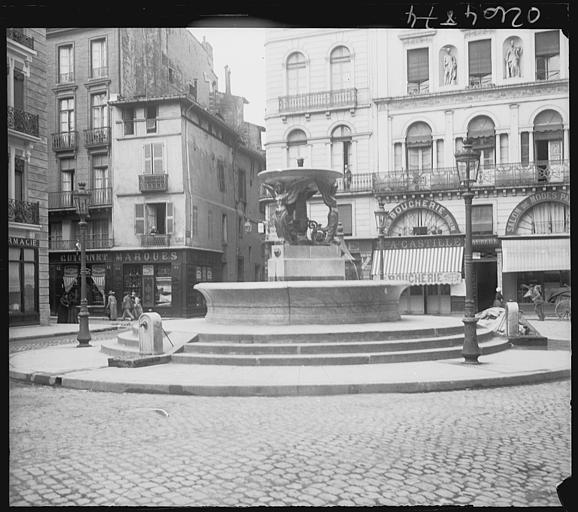 Vue d'ensemble sur la place