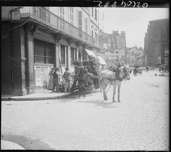 Scène animée : passants, calèches et chevaux