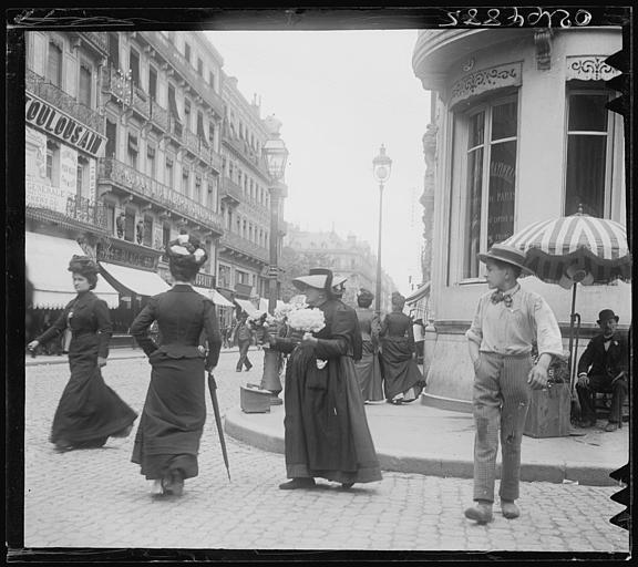 Scène animée : passants, devantures de boutiques