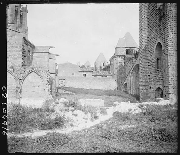 Vue partielle de l'église et tours sur les remparts