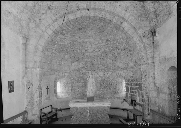 Intérieur : choeur, statue sur l'autel