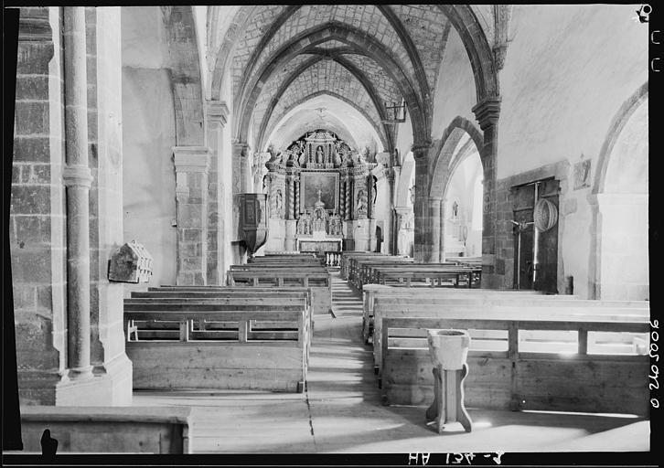 Intérieur : la nef vers le choeur