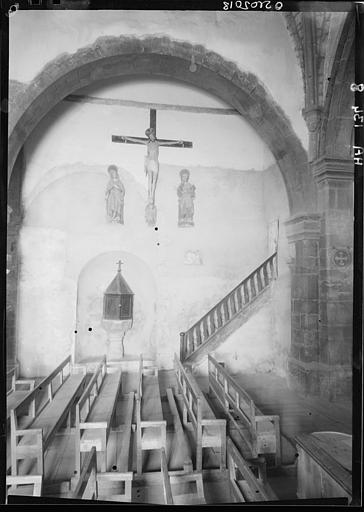 Intérieur : bas-côté, calvaire au mur, fonts baptismaux