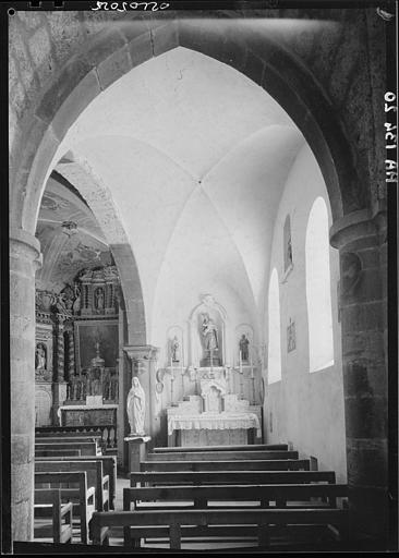 Intérieur : chapelle du bas-côté, vue partielle du maître-autel