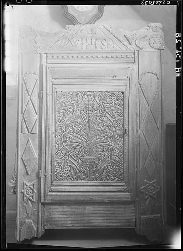 Intérieur de la sacristie : boiserie d'une armoire