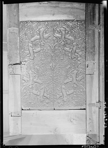 Intérieur de la sacristie : boiserie d'une armoire