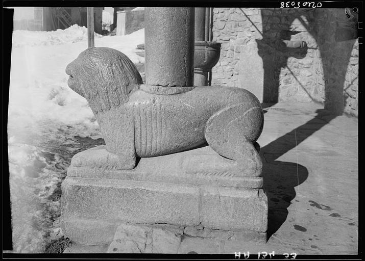 Sculpture sous le porche : colonne sur lion