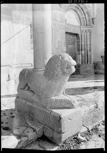 Sculpture sous le porche : colonne sur lion