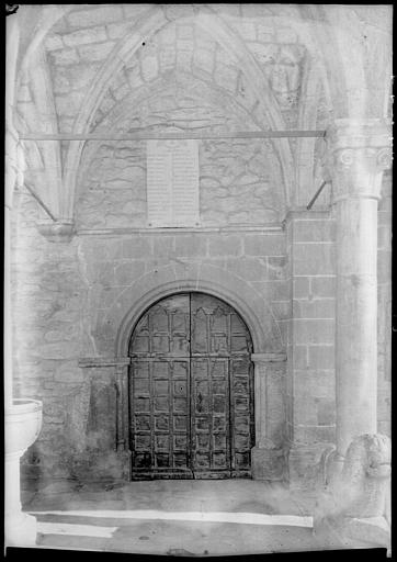 Portail sous le porche, colonne sur lion