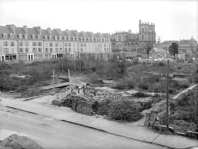 Chantier du centre ville, immeubles et église à l'arrière-plan