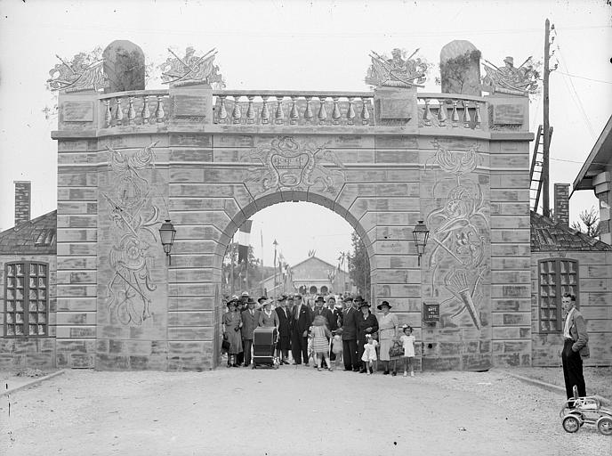 Photo de groupe sous la porte