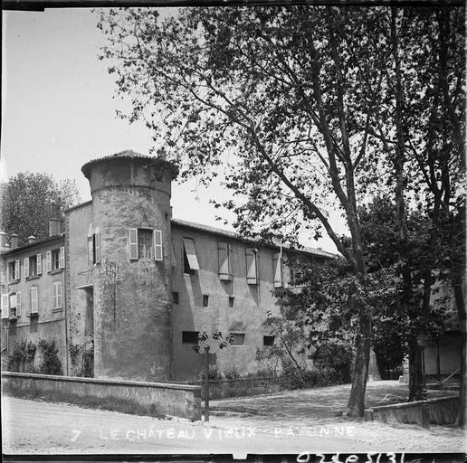 Tour d'angle et façades latérales