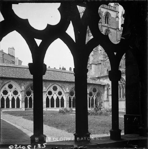 Cloître : vue sur les jardins des arcades