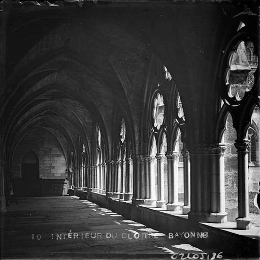 Cloître : galerie intérieure à arcades