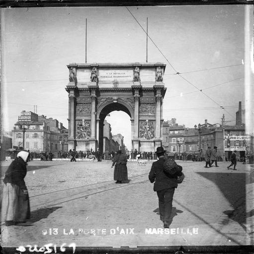 Vue d'ensemble sur une place animée