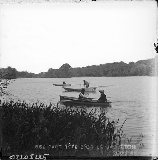 Des barques sur le lac