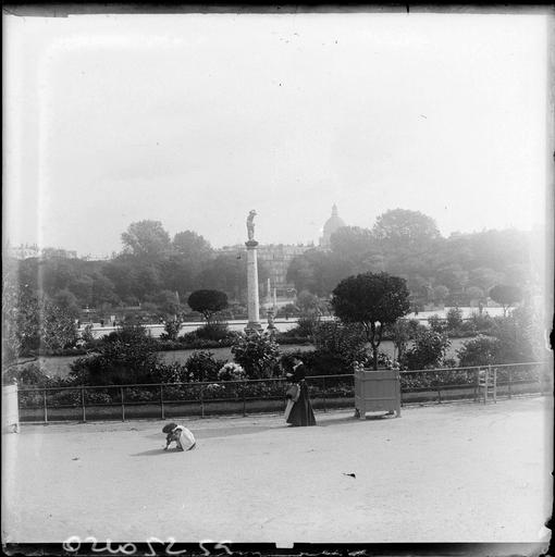 Jardin du Luxembourg : promeneuses et colonnes, vue sur la coupole du Panthéon