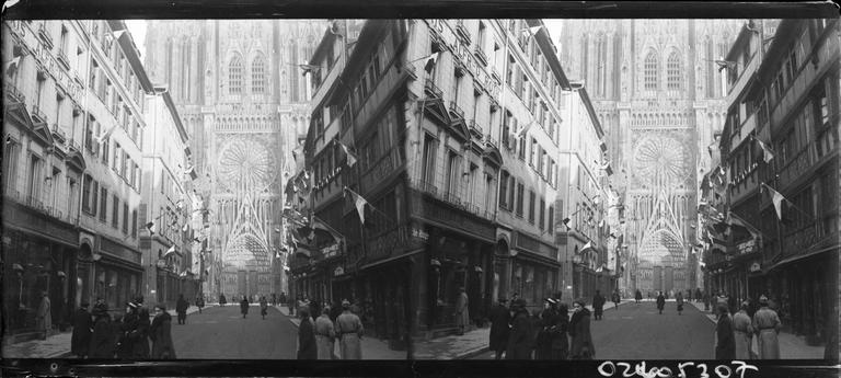 Façade ouest vue de la rue Mercière animée