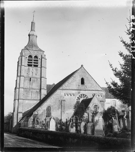 Ensemble et clocher, croix du cimetière